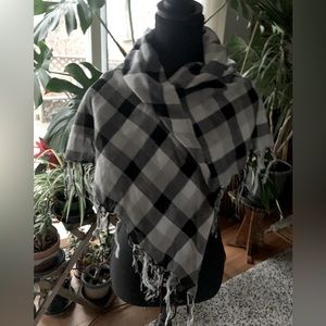 Plaid scarf in salt/pepper